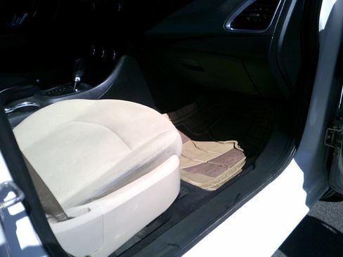Used 2011 Dodge Avenger Mainstreet FWD image 11
