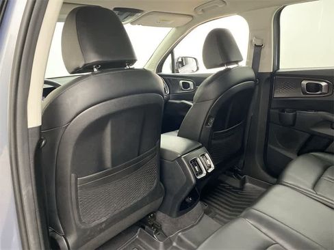 Used 2025 Kia Sorento S image 16