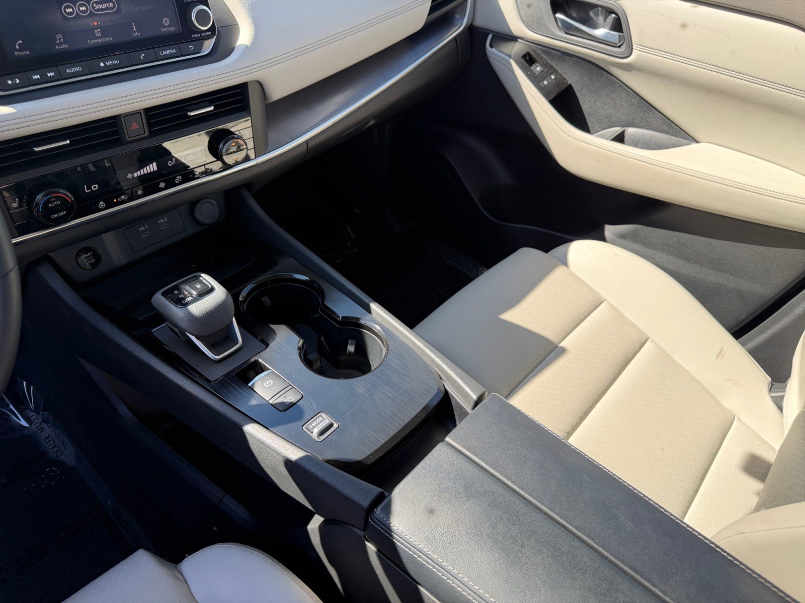 Used 2025 Nissan Rogue SV w/ SV Premium Package FWD image 15