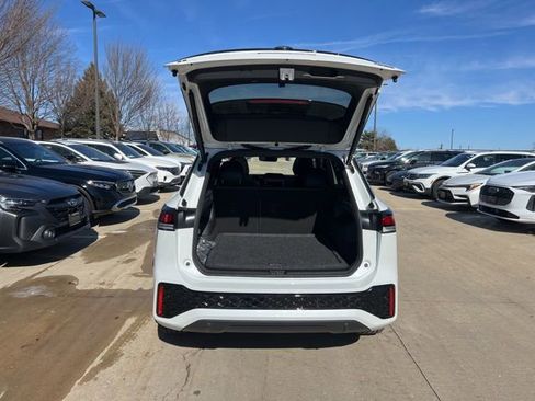 Used 2025 Volkswagen Tiguan SE R-Line image 10