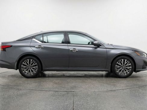 Used 2025 Nissan Altima 2.5 SV FWD image 11