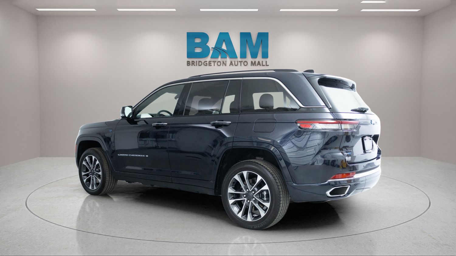 Used 2023 Jeep Grand Cherokee Overland AWD/4WD image 5