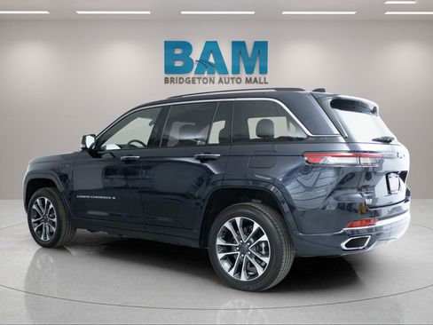 Used 2023 Jeep Grand Cherokee Overland AWD/4WD image 5