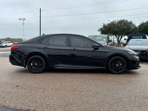 Used 2025 Toyota Camry SE image 4