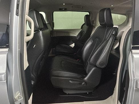 Used 2024 Chrysler Pacifica Limited FWD image 30