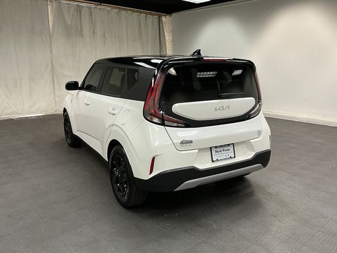 Used 2024 Kia Soul LX w/ Option Group 015 FWD image 3