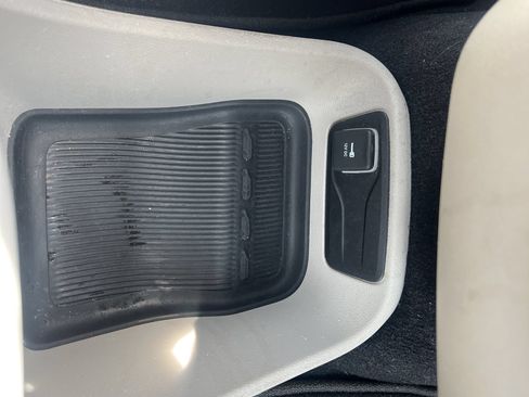 Used 2023 Chrysler Pacifica Touring-L FWD image 15