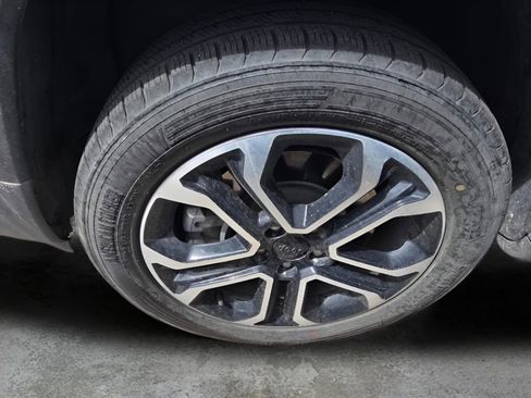 Used 2024 Jeep Compass Limited image 19