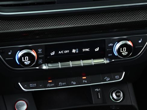 Used 2020 Audi SQ5 Prestige w/ Prestige Package image 18