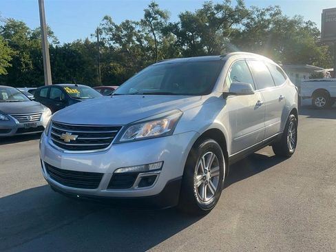 Used 2017 Chevrolet Traverse LT image 2
