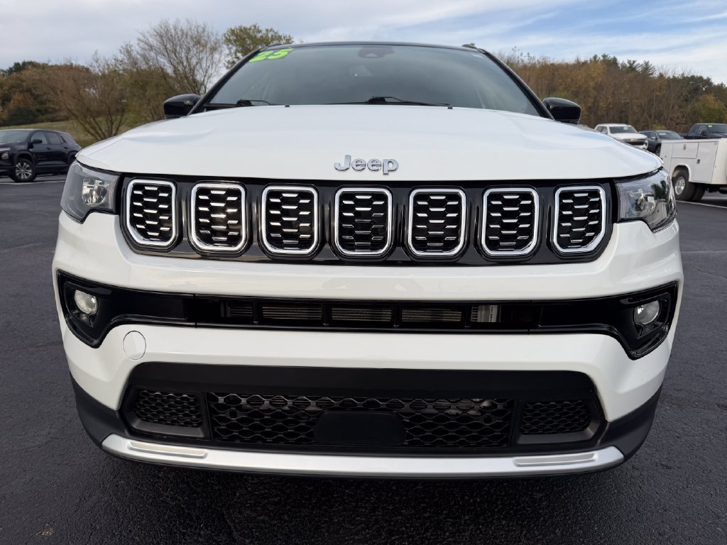Used 2025 Jeep Compass Limited AWD/4WD image 2