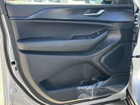 New 2025 Jeep Grand Cherokee L Laredo image 11