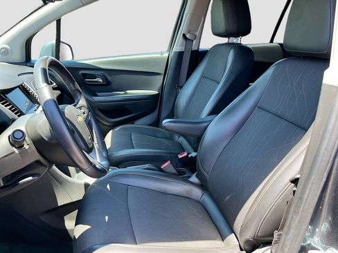 Used 2022 Chevrolet Trax LT w/ LT Convenience Package FWD image 19