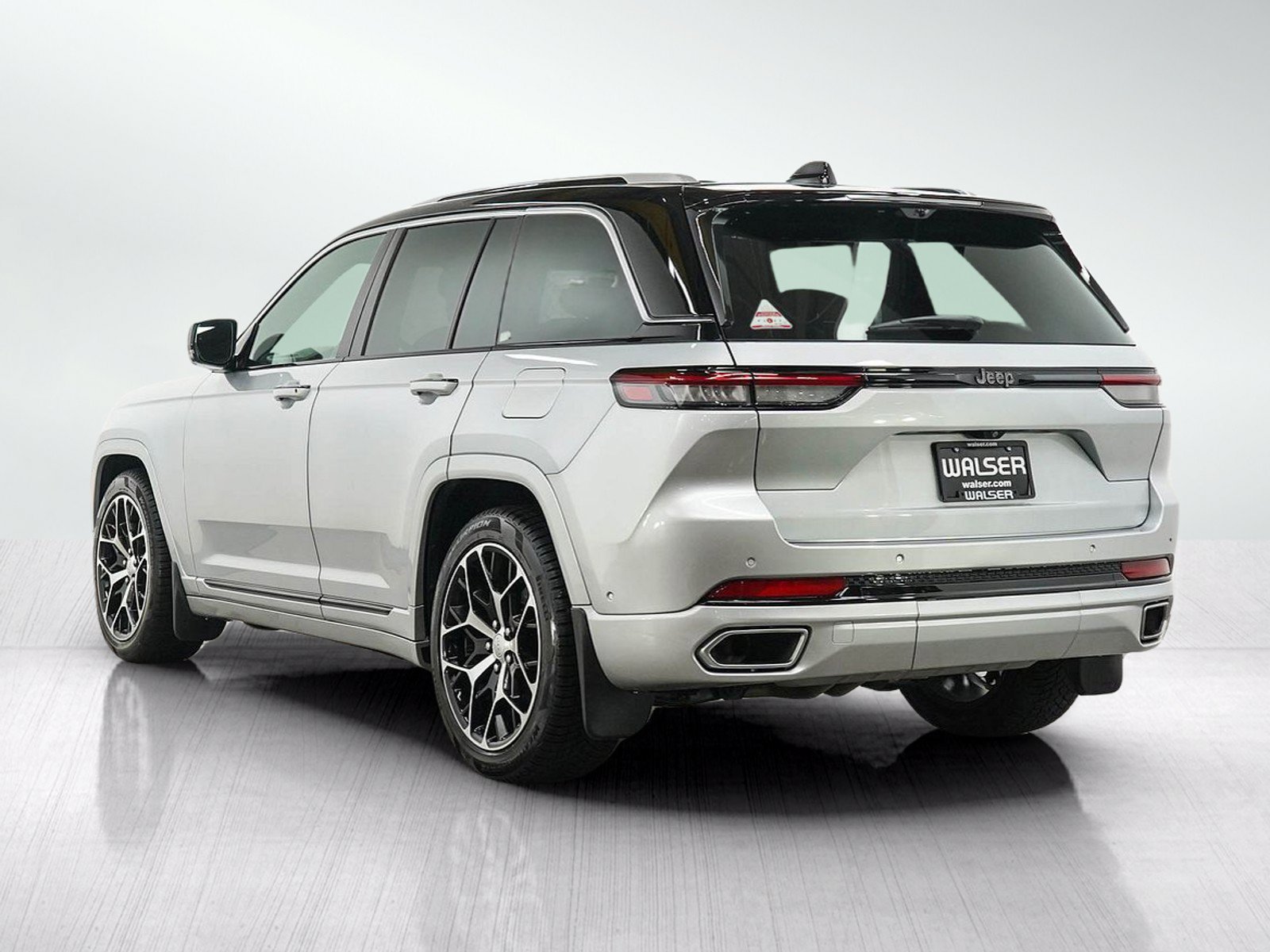 Used 2022 Jeep Grand Cherokee Summit AWD/4WD image 3