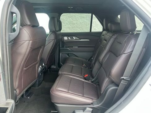 Certified 2025 Ford Explorer Platinum image 5