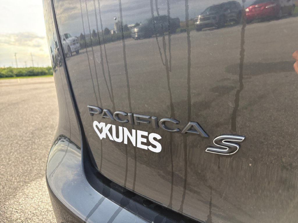 Used 2024 Chrysler Pacifica Premium FWD image 47
