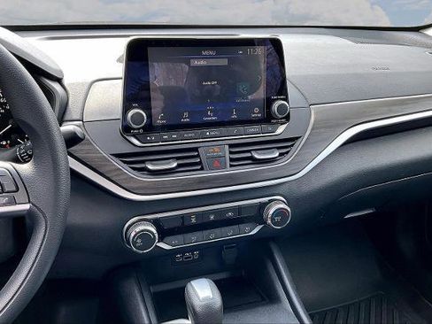 Used 2025 Nissan Altima 2.5 SV image 9