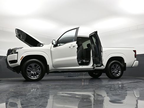 Certified 2025 Nissan Frontier SV image 39
