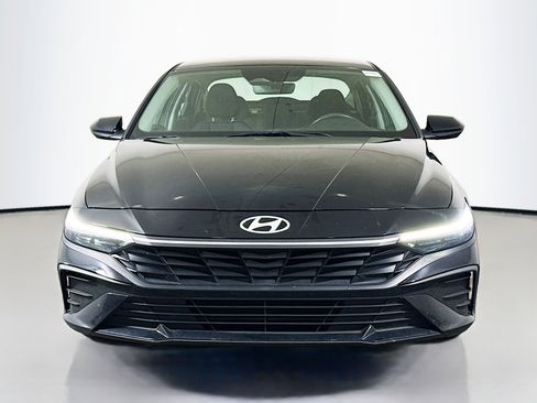 Used 2025 Hyundai Elantra SE image 2