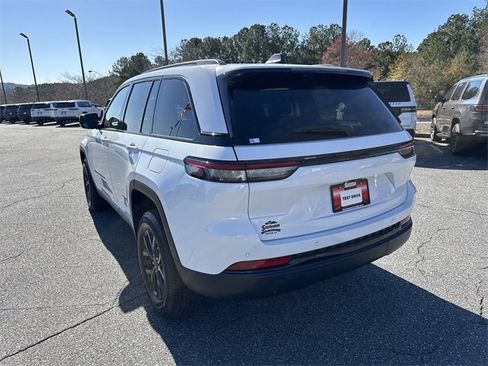 New 2025 Jeep Grand Cherokee Altitude image 8