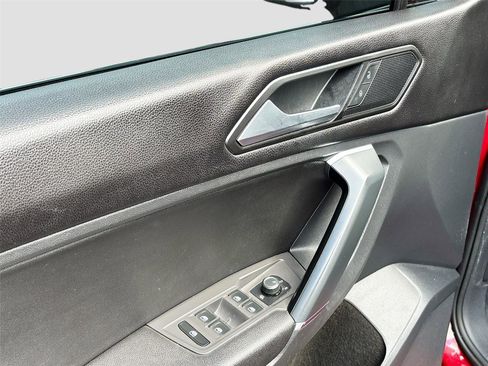 Used 2018 Volkswagen Tiguan SE w/ Front Fog Lights Package image 18