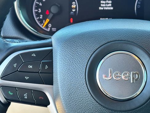 Used 2022 Jeep Grand Cherokee Laredo E image 21