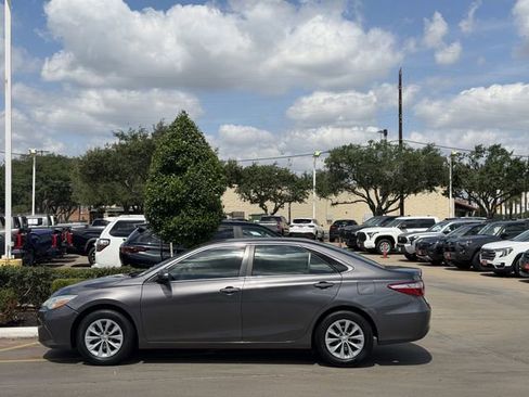 Used 2015 Toyota Camry LE FWD image 4