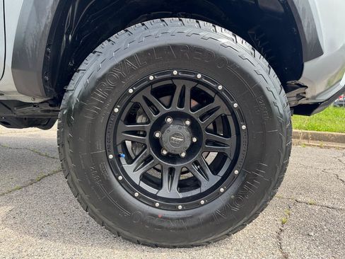 Used 2021 Toyota Tacoma TRD Off-Road w/ Technology Package AWD/4WD image 9