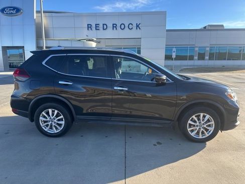 Used 2018 Nissan Rogue SV w/ Premium Package image 2