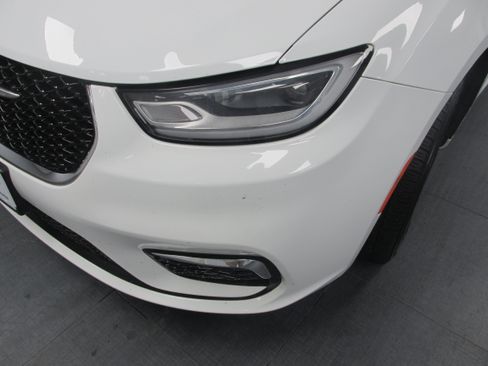 Used 2023 Chrysler Pacifica Touring-L FWD image 8
