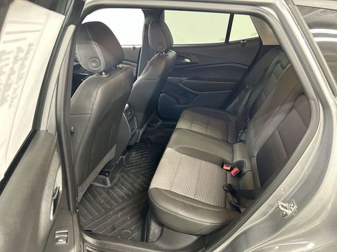 Used 2024 Chevrolet Trax LT w/ LT Convenience Package FWD image 19