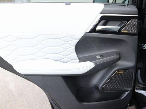 Used 2025 Mitsubishi Outlander AWD image 23