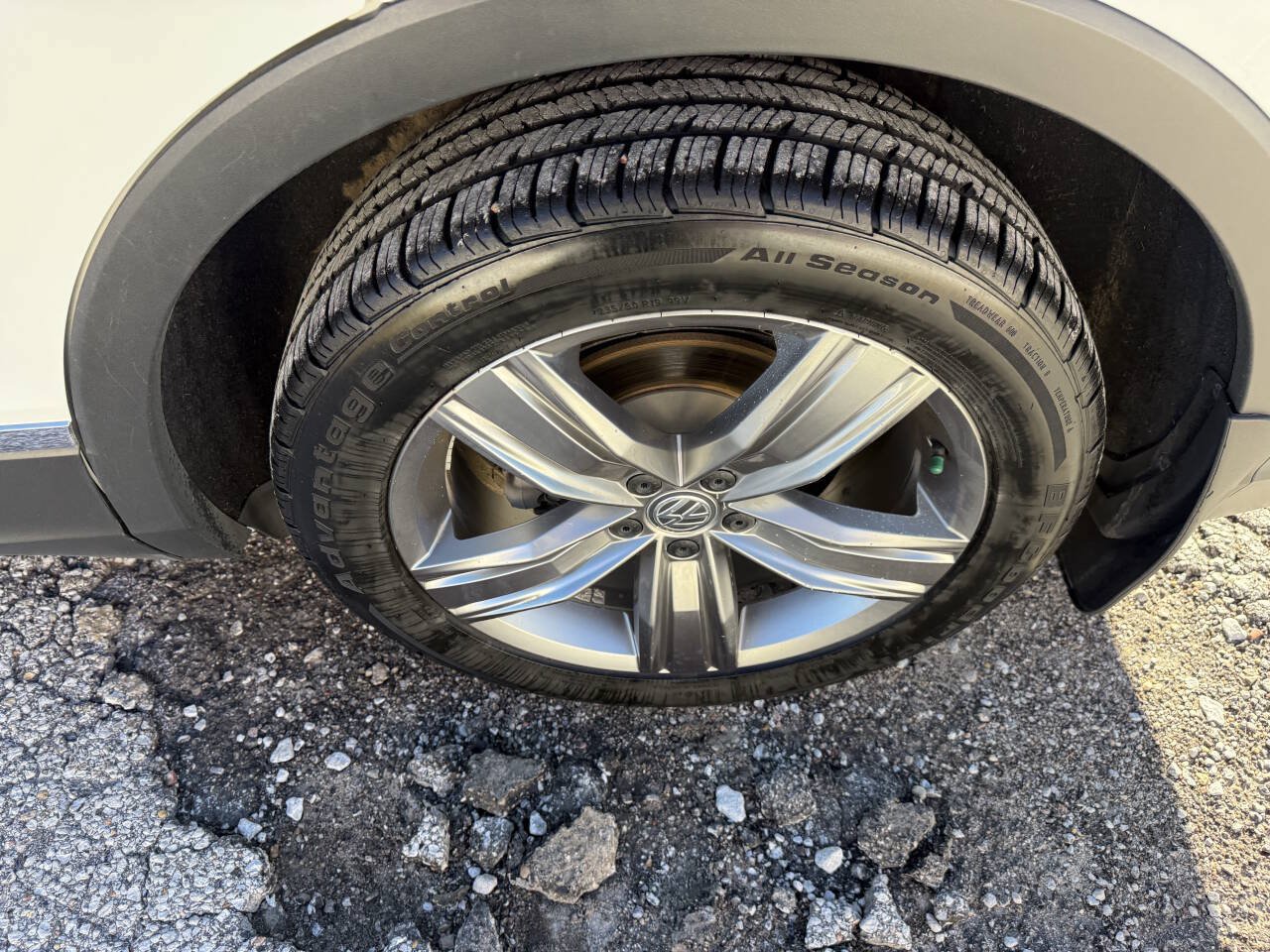 Used 2019 Volkswagen Tiguan SEL Premium AWD/4WD image 9