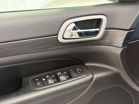 Used 2021 Jeep Grand Cherokee Laredo X AWD/4WD image 14