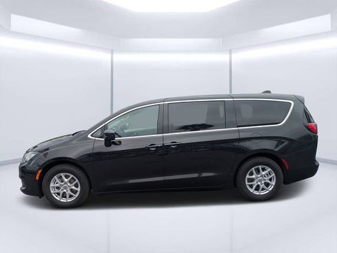 Used 2023 Chrysler Voyager LX FWD image 6