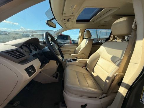 Used 2009 Volkswagen Routan SEL FWD image 12