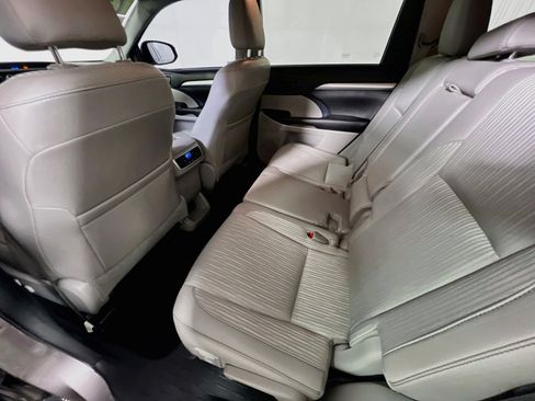 Used 2016 Toyota Highlander Plus FWD image 28