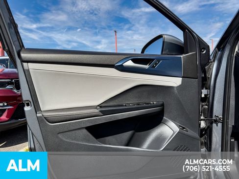 Used 2024 Volkswagen Taos SE FWD image 9