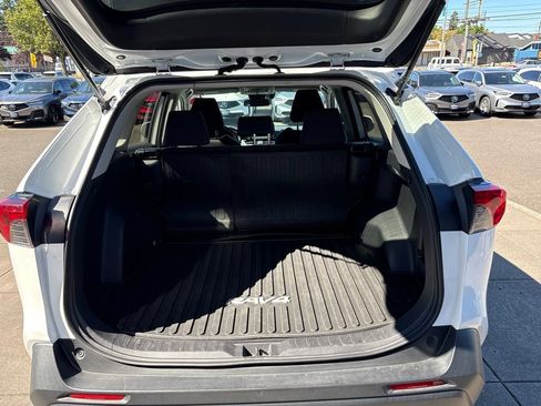 Used 2019 Toyota RAV4 LE w/ Carpet Mat Package AWD/4WD image 8