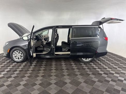 Used 2023 Chrysler Voyager LX FWD image 9