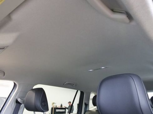 Used 2022 Volkswagen Tiguan SE image 31