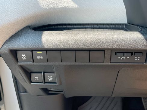 Used 2026 Toyota Sienna XLE FWD image 22