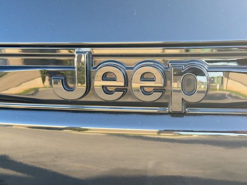 Used 2024 Jeep Grand Cherokee Altitude AWD/4WD image 12
