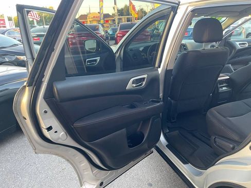 Used 2017 Nissan Pathfinder S image 9