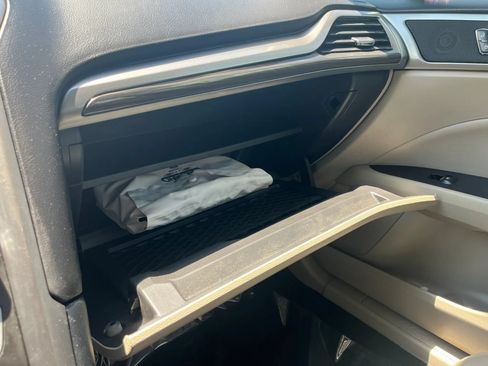 Used 2017 Ford Fusion SE w/ Fusion SE Technology Package FWD image 25