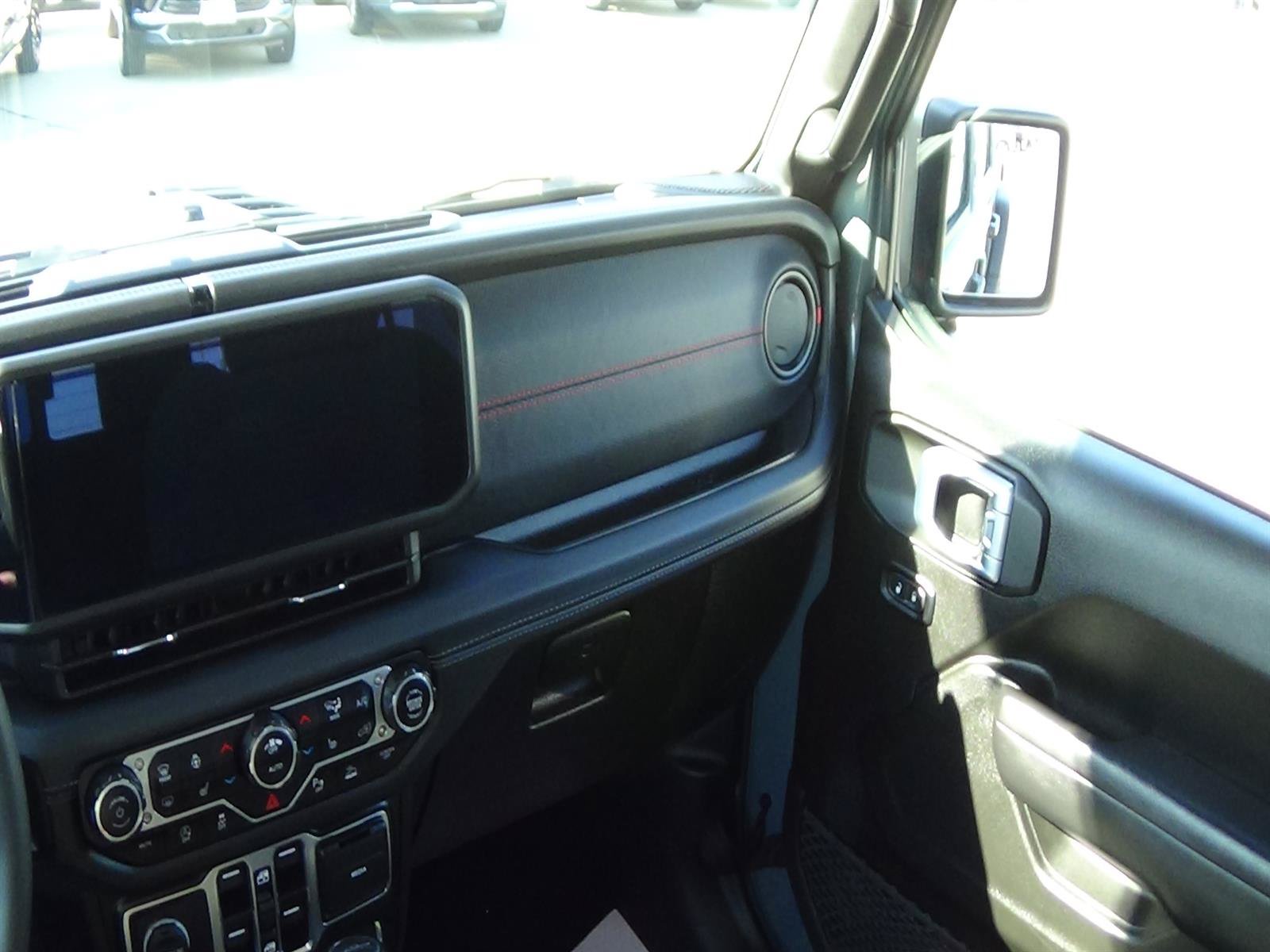 Used 2024 Jeep Gladiator Rubicon w/ Technology Group AWD/4WD image 13