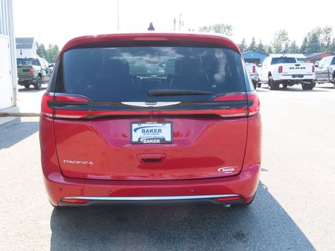 Used 2025 Chrysler Pacifica Select FWD image 11