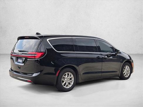 Used 2024 Chrysler Pacifica Touring-L FWD image 5