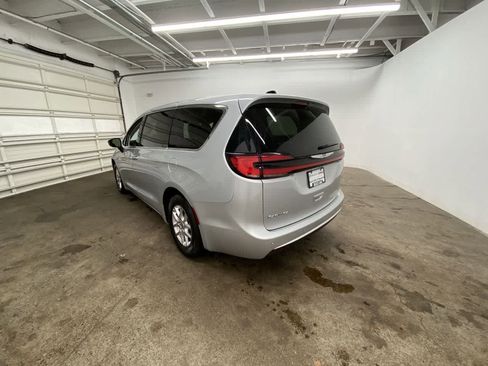 Used 2024 Chrysler Pacifica Touring-L FWD image 4