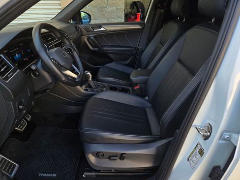 Used 2023 Volkswagen Tiguan SE R-Line image 16